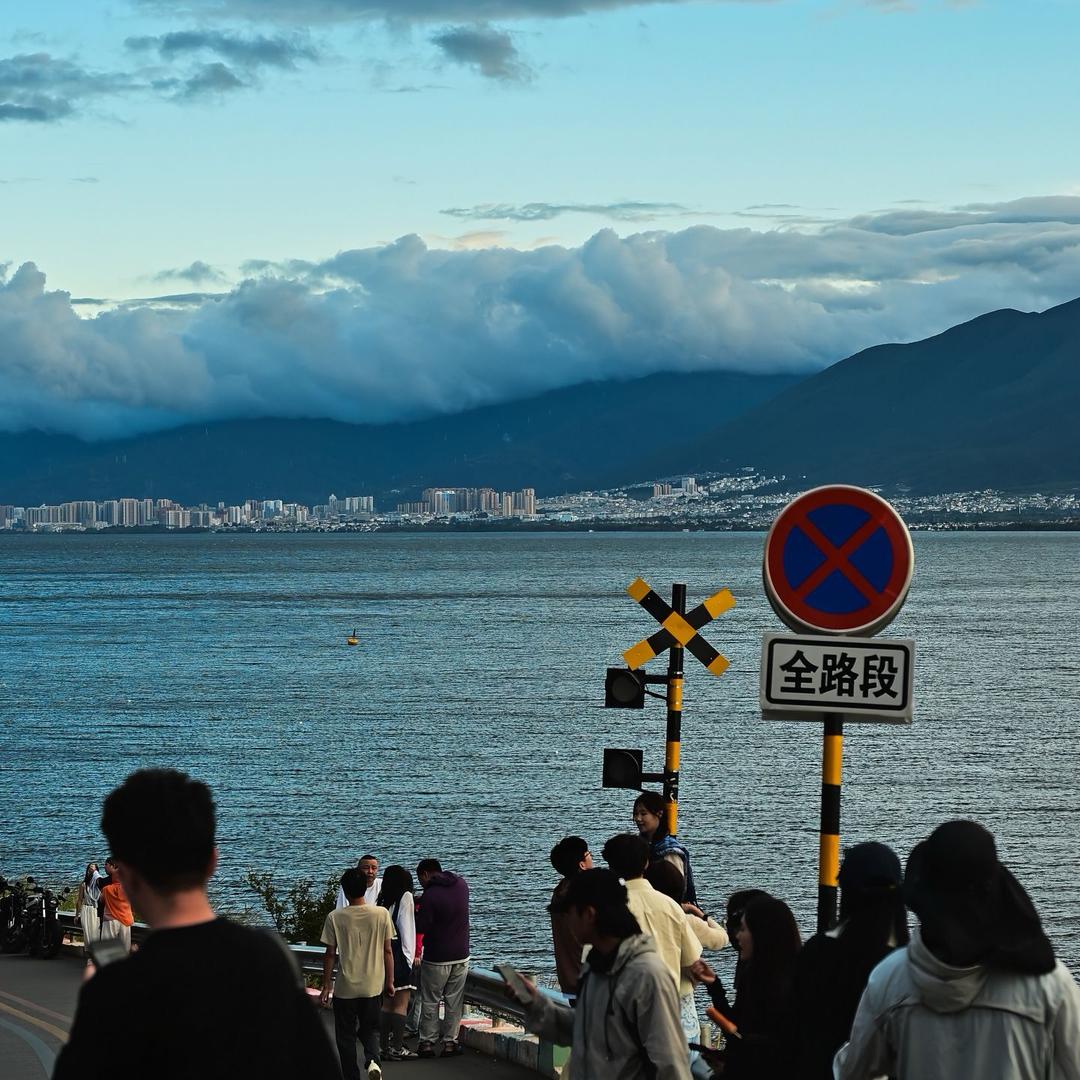 只恨洱海不是酒