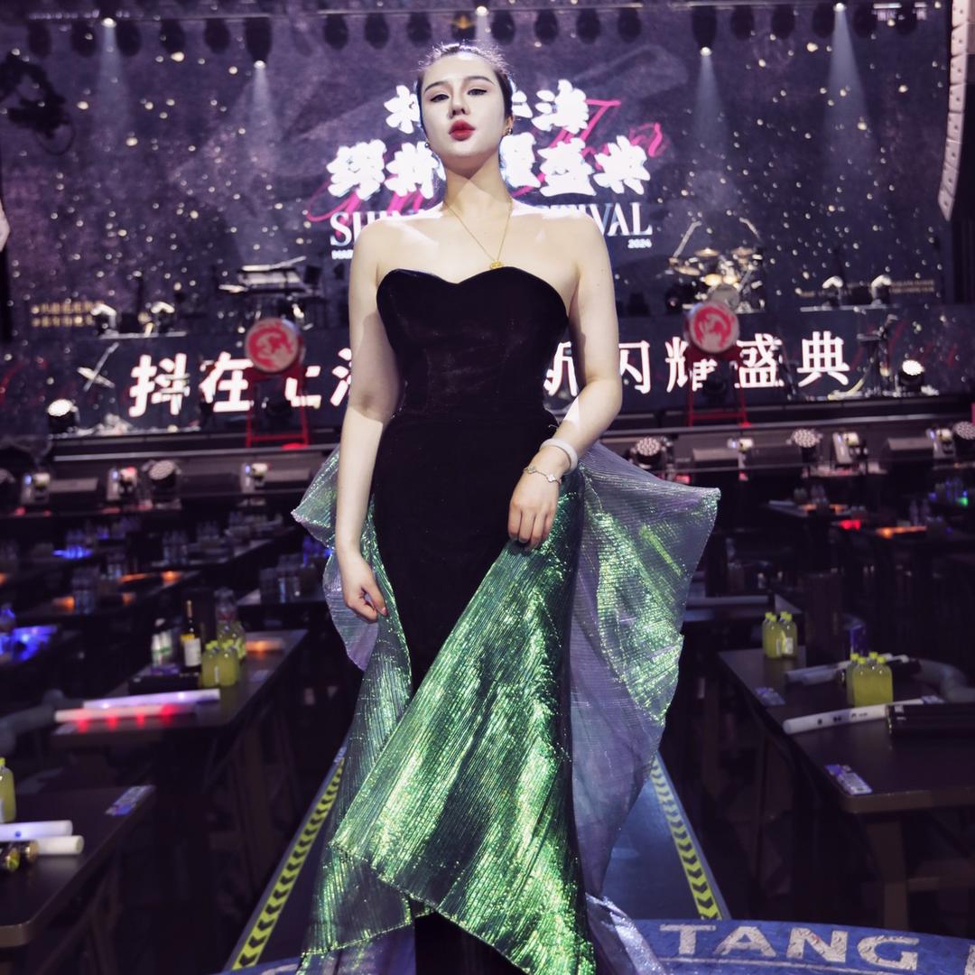 百变女总裁 玉其灵