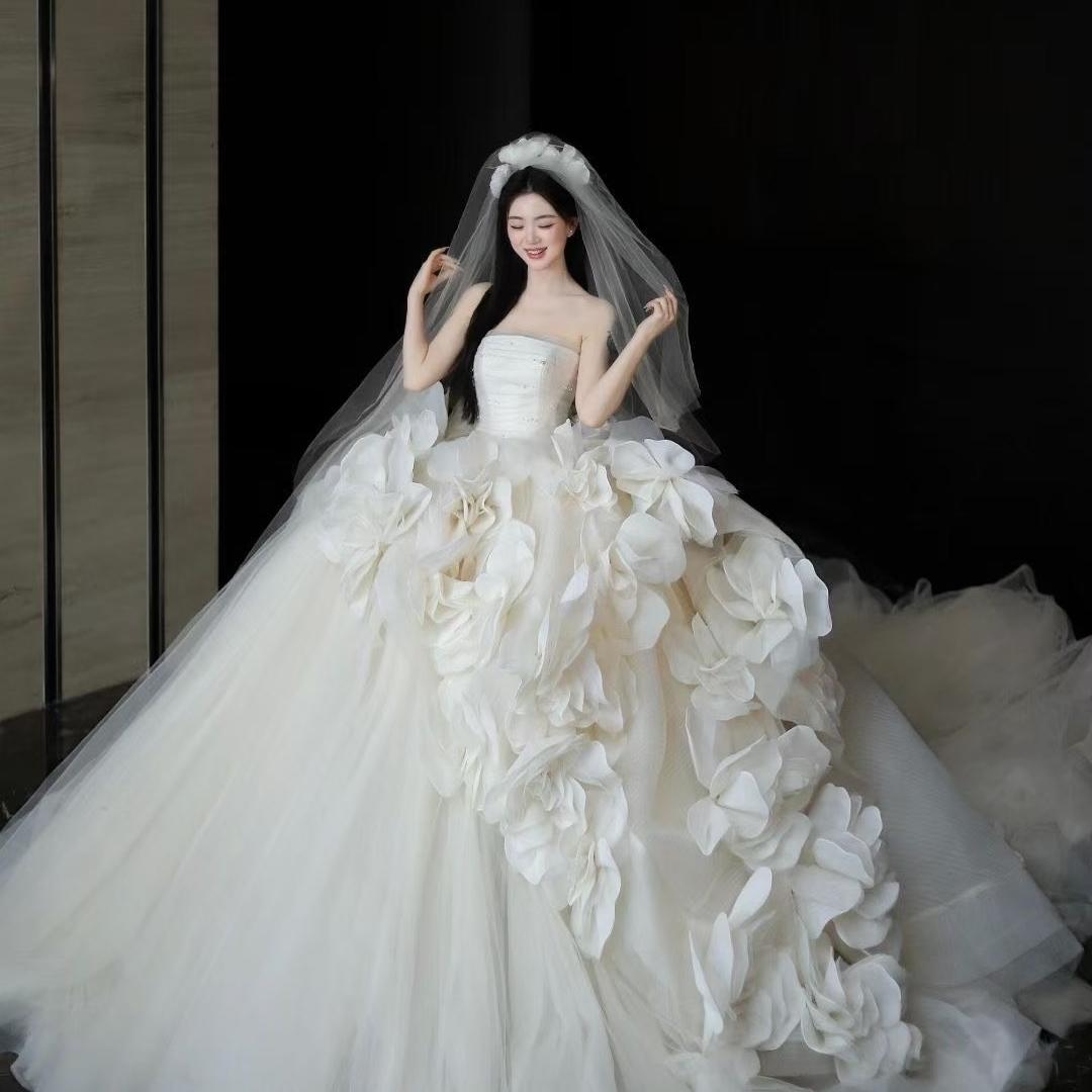 唯伊婚纱礼服店