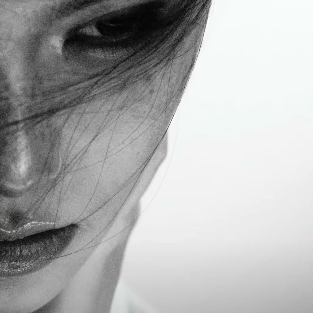 哄我睡觉好不好 .