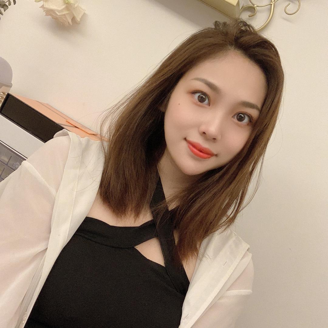 在龙光做眉毛改造的小姐姐