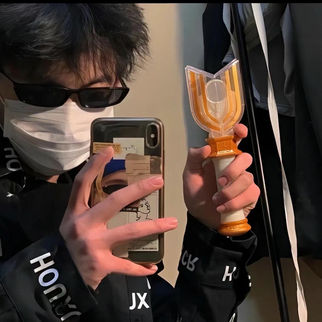 薛梓涵.