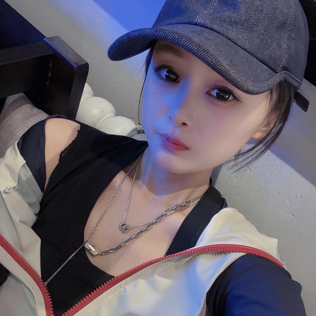 卖服装的酒馆老板娘
