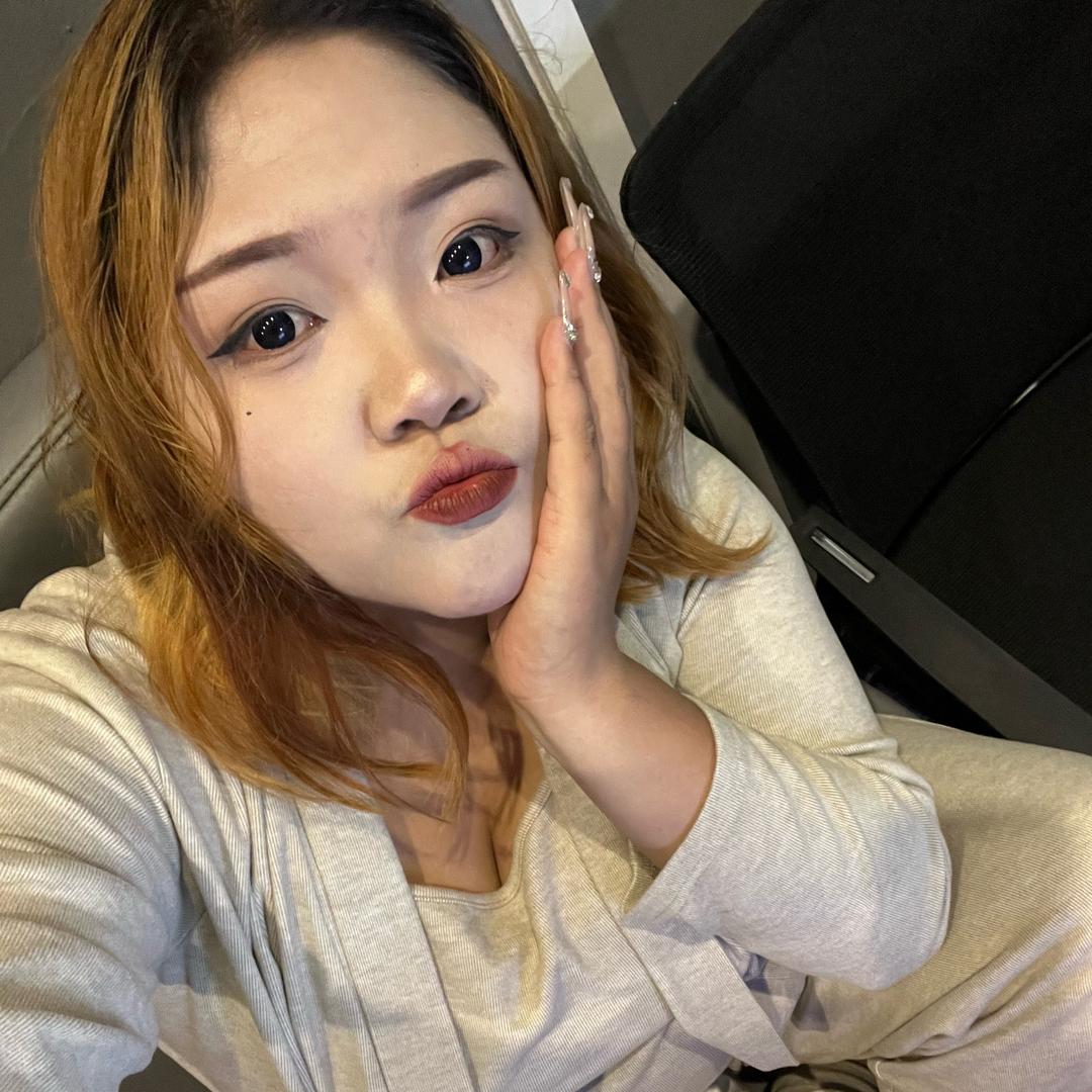 妞妞爱打台球🎱。