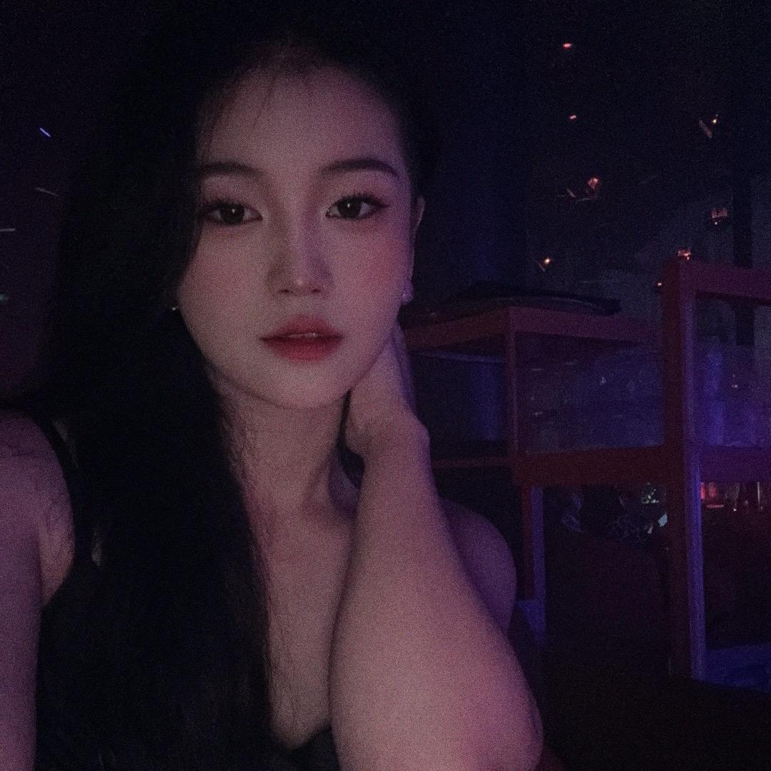 娇羞俏寡妇在公交上被18个帅哥轮流让座