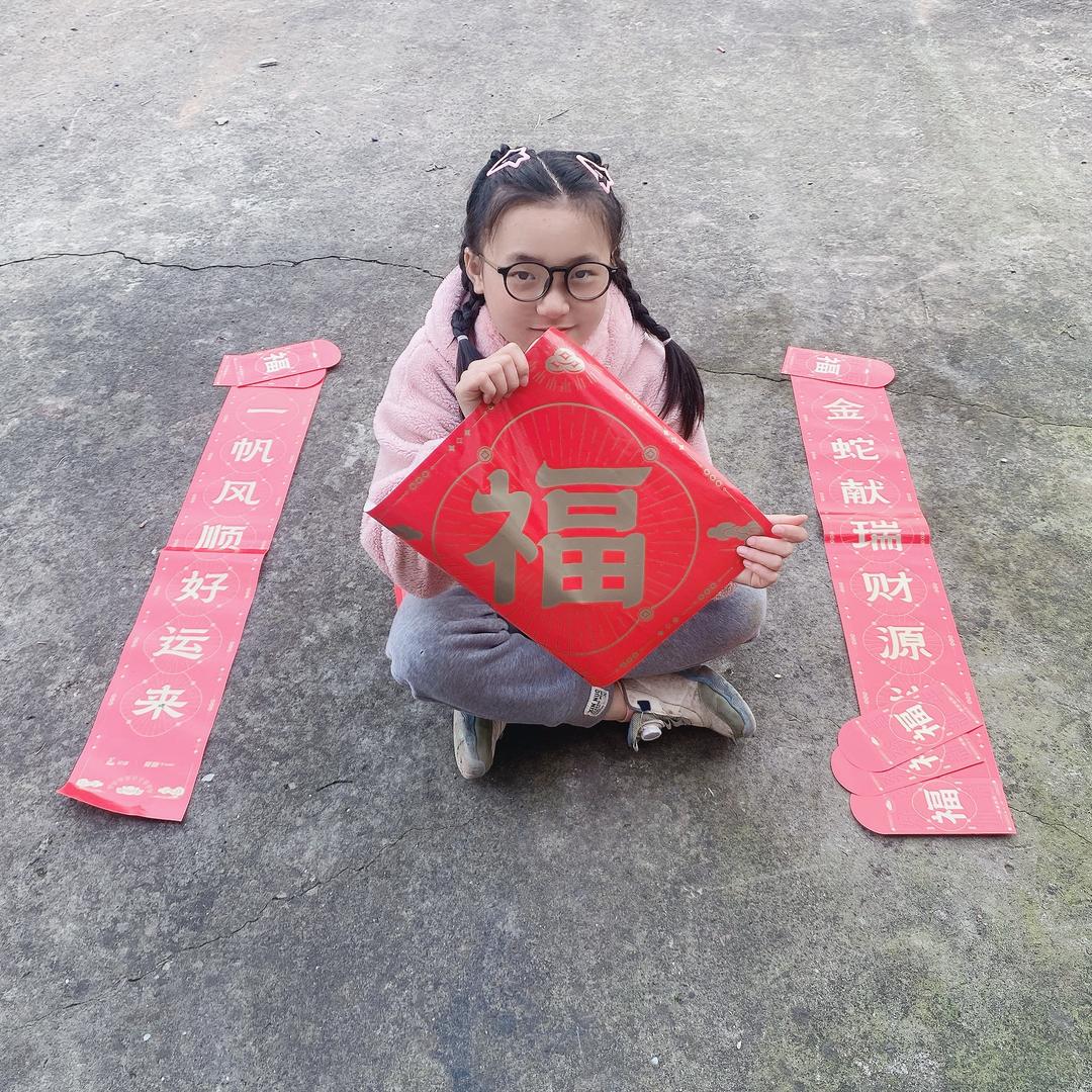 嗦手指吃辣条的甜儿