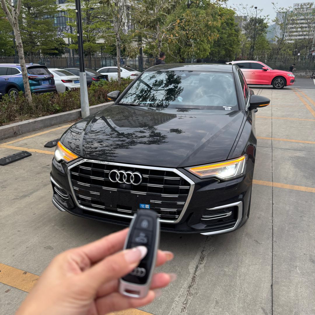 开奥迪A6L的小姐姐