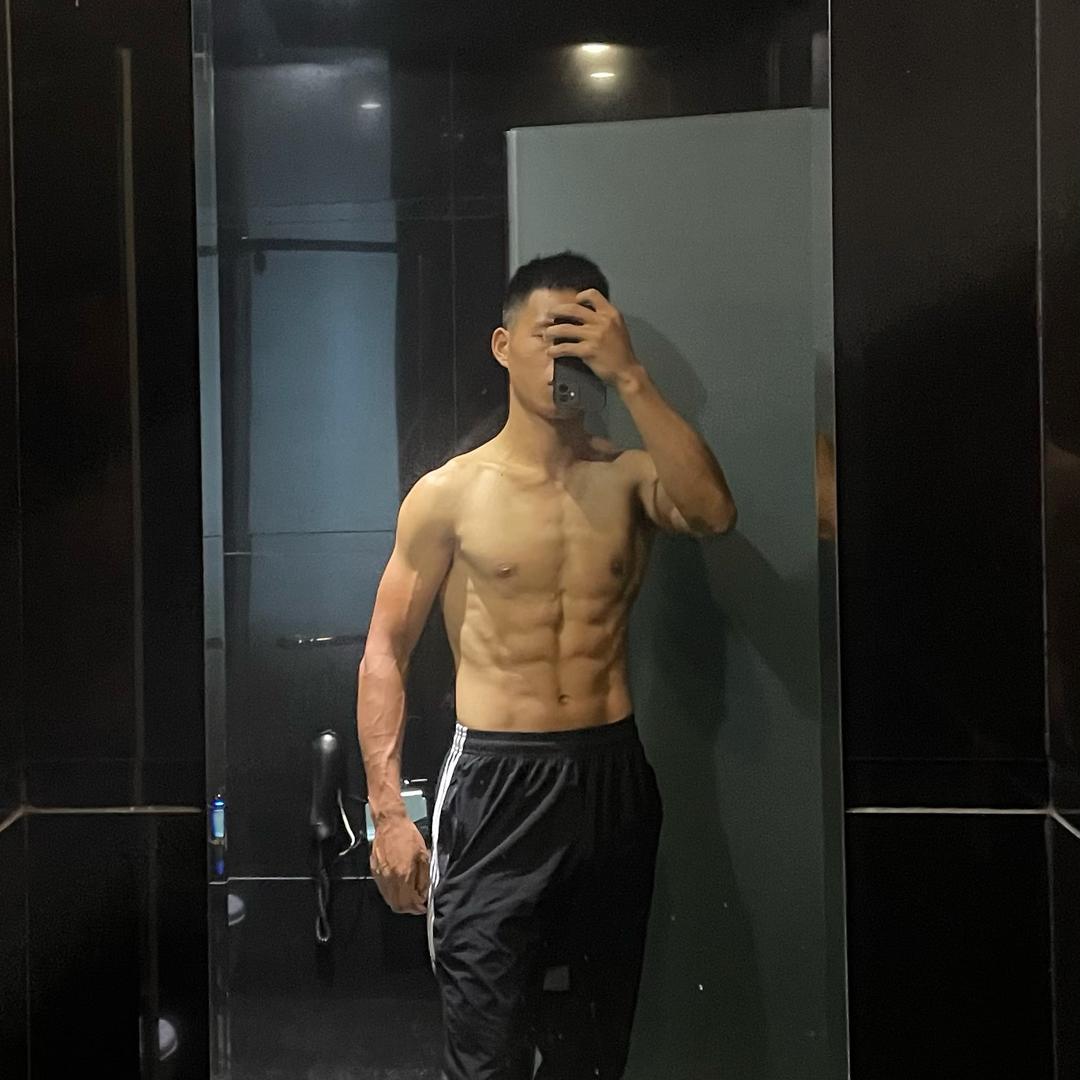 寸头男孩