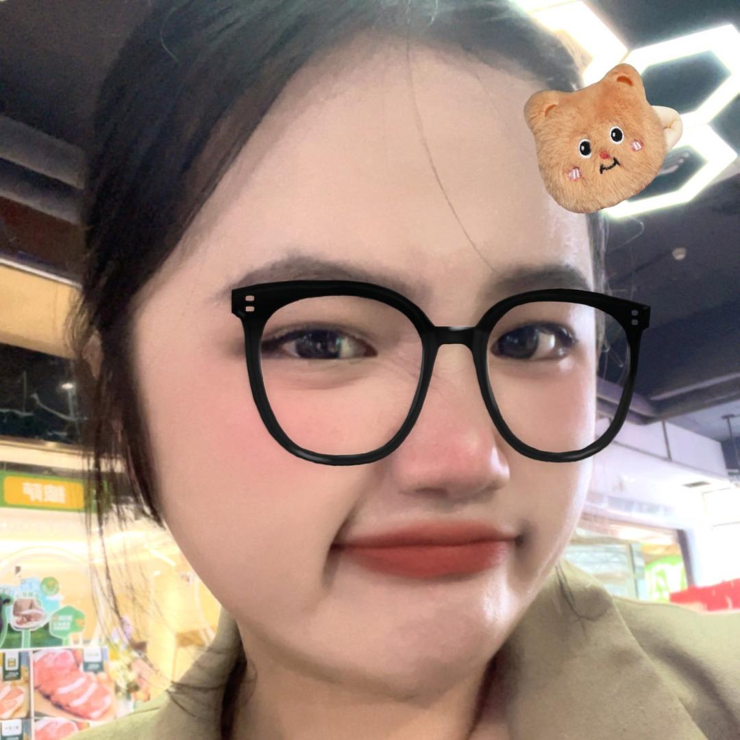 塞耳机的猫