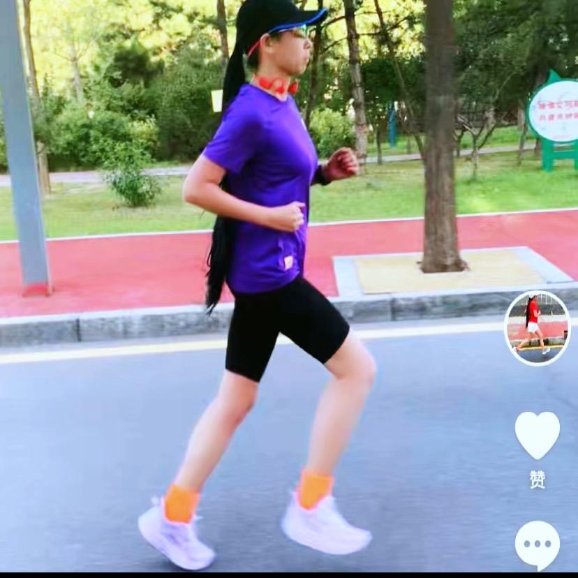 爱运动的红姐姐