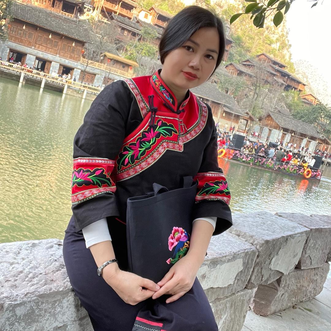 布依兰民族服装