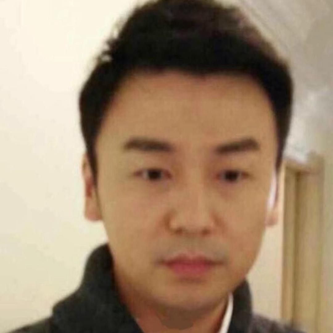 一朵风中摇曳的水仙花