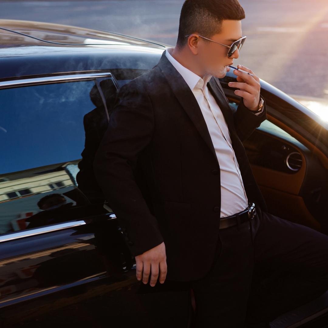 开酷路泽的小男孩