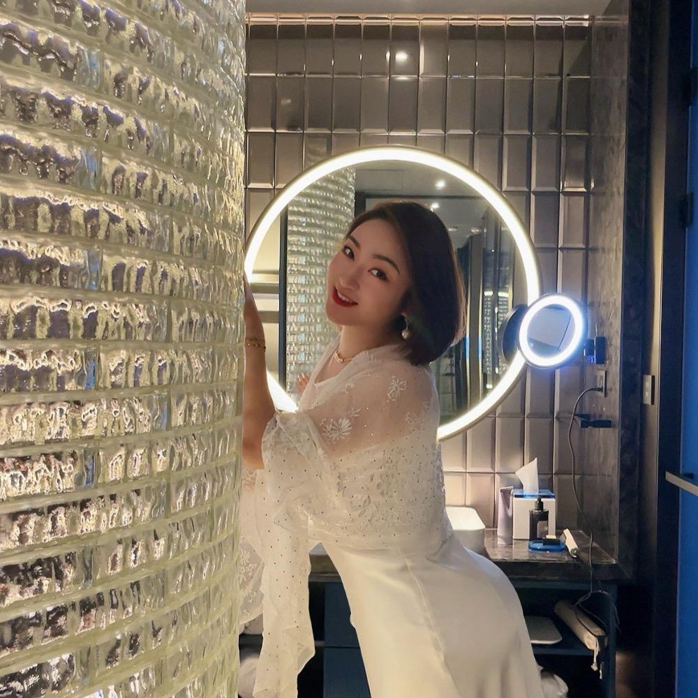 一位女士。