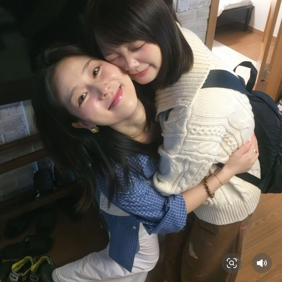 小熊趴在云朵.