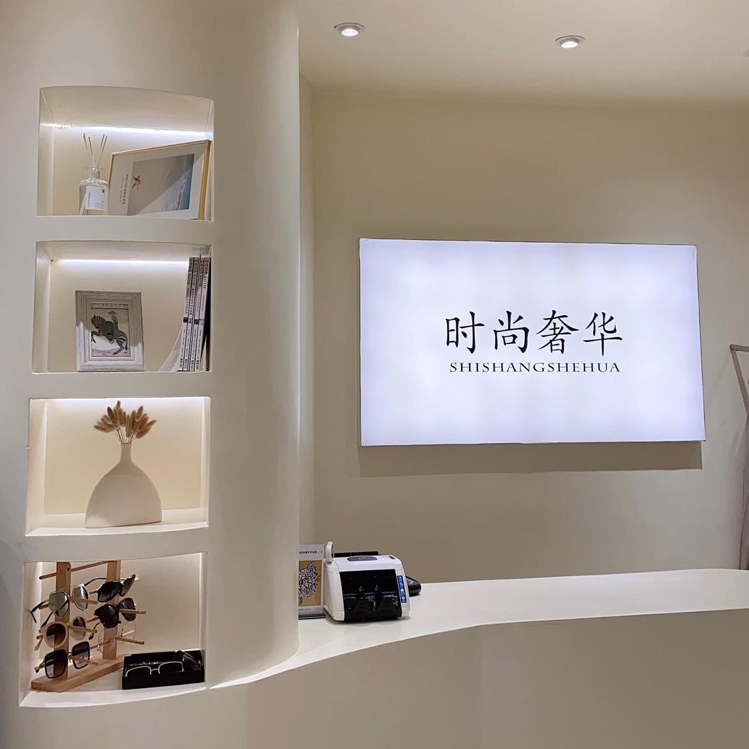 白山时尚奢华服装店