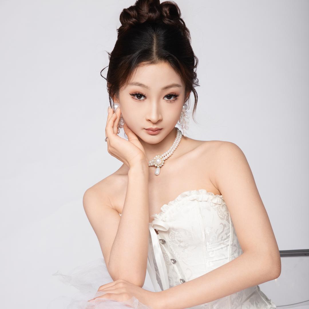 尹鹤伊.Elaine
