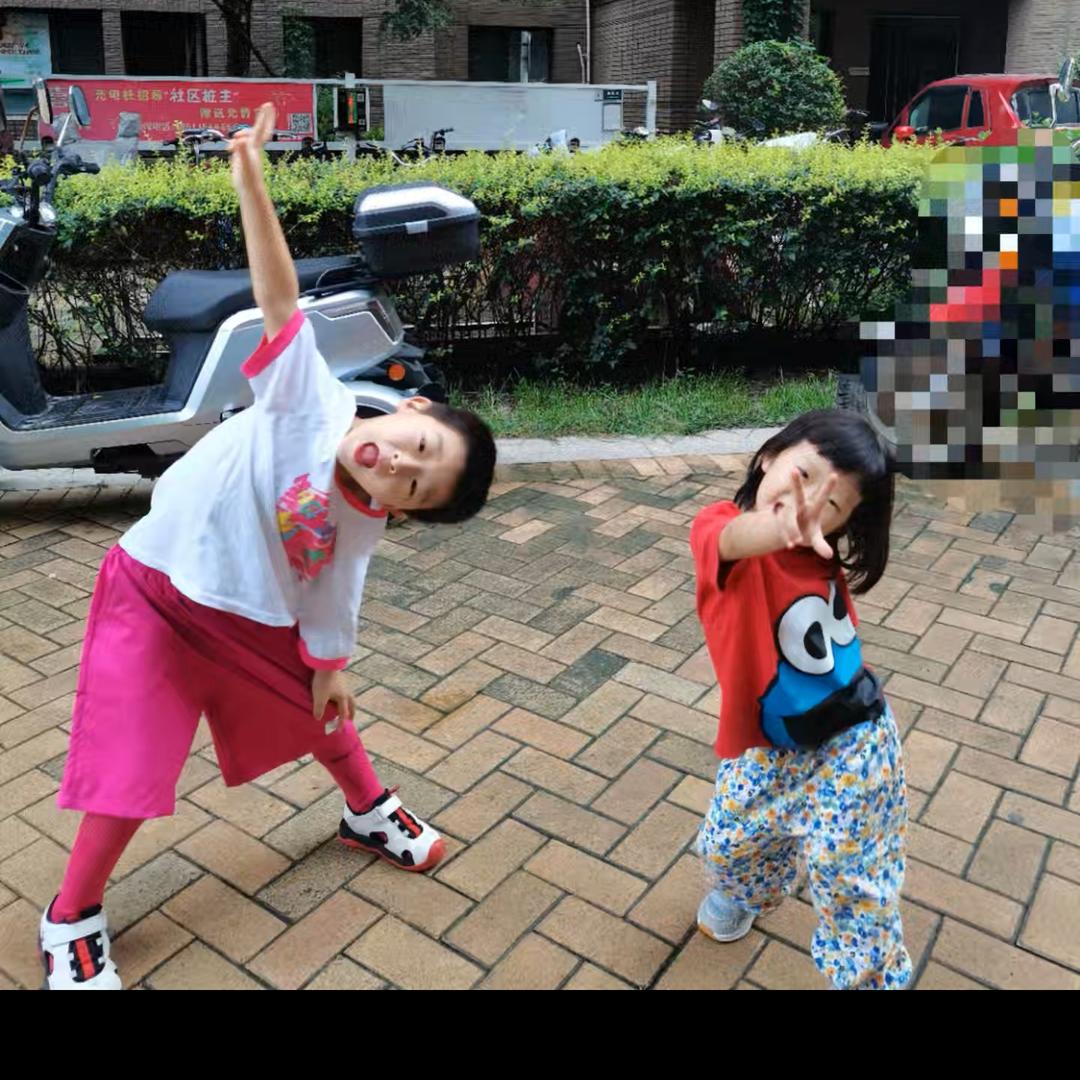 跟着音乐high的妞妞