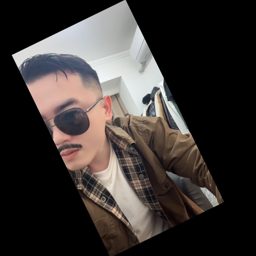 戴墨镜的大叔