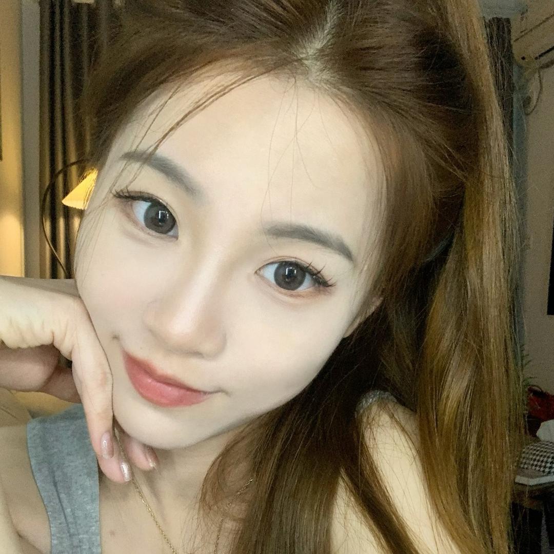 教化妆的嘉嘉