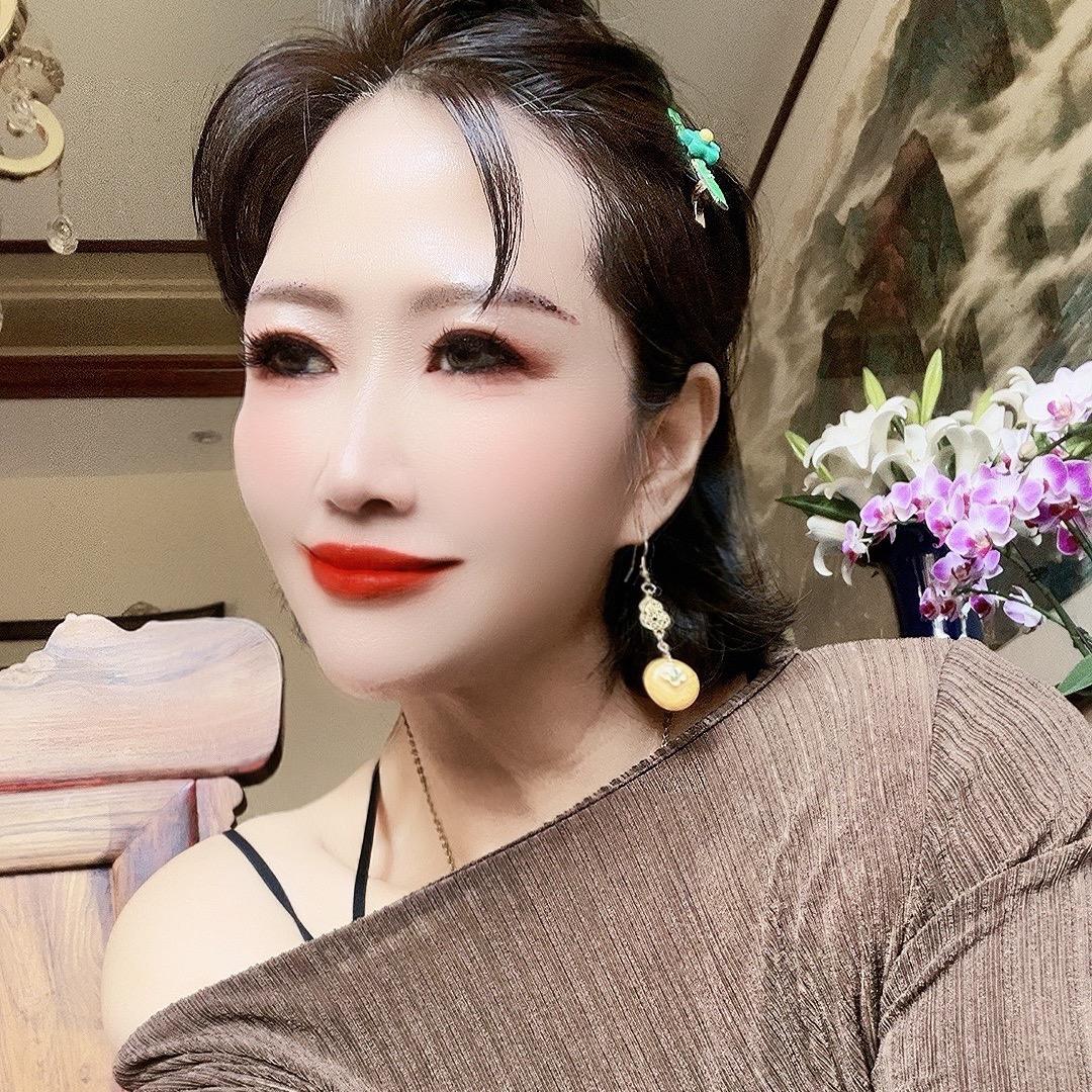 微笑女神,橱窗下单