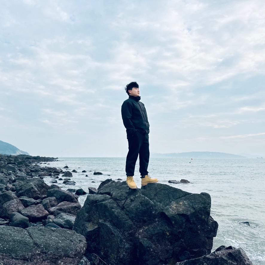 眯眯眼男孩