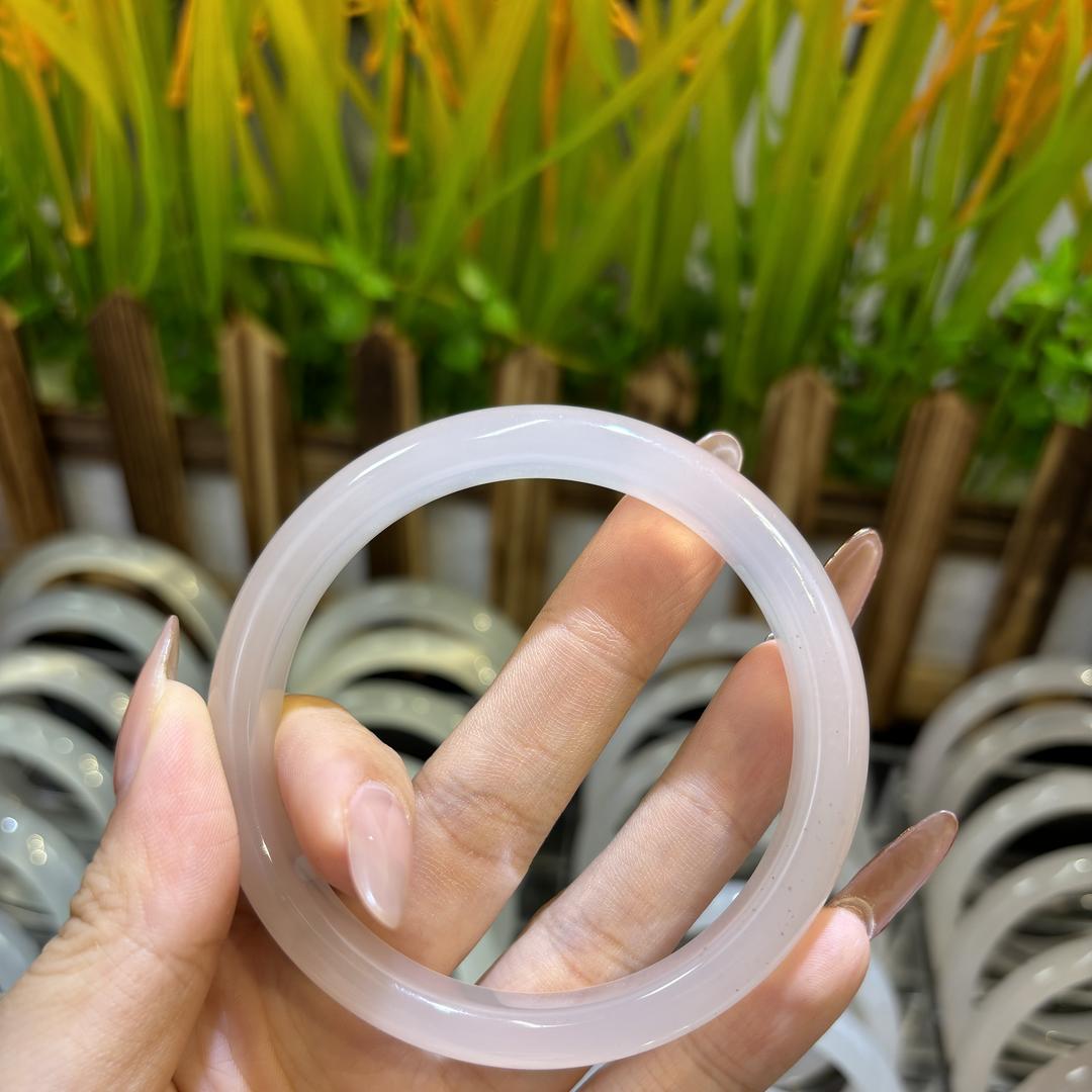 琢了个镯玛瑙手镯