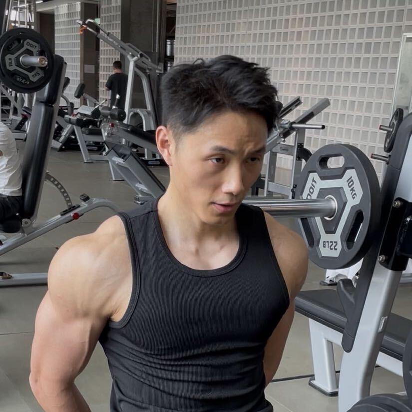 做价投的肌肉男