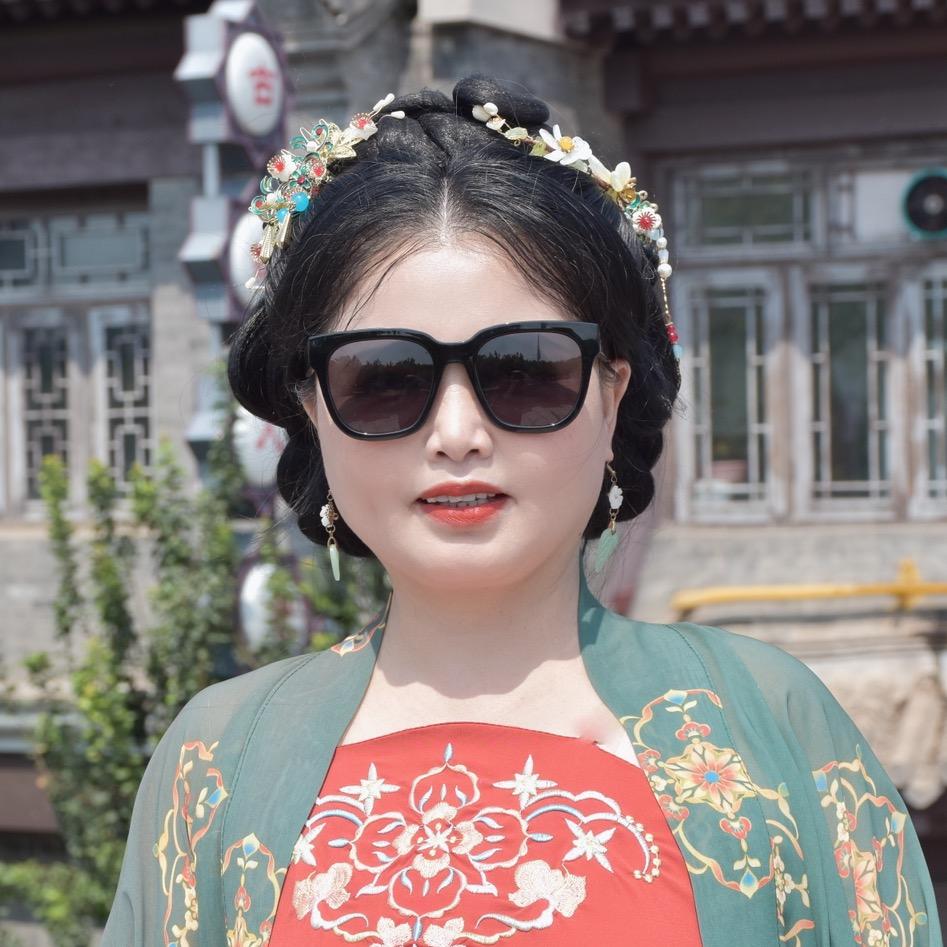 爱穿古装的燕子