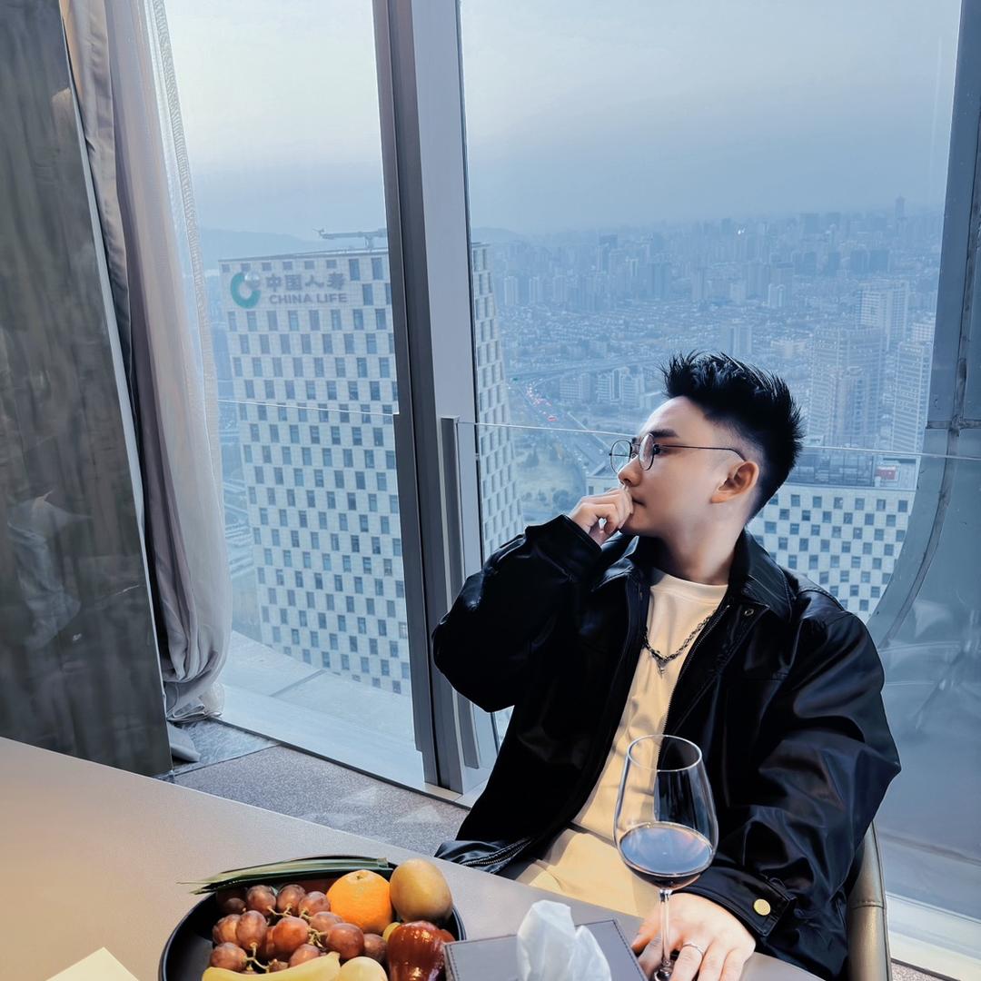 江辰。