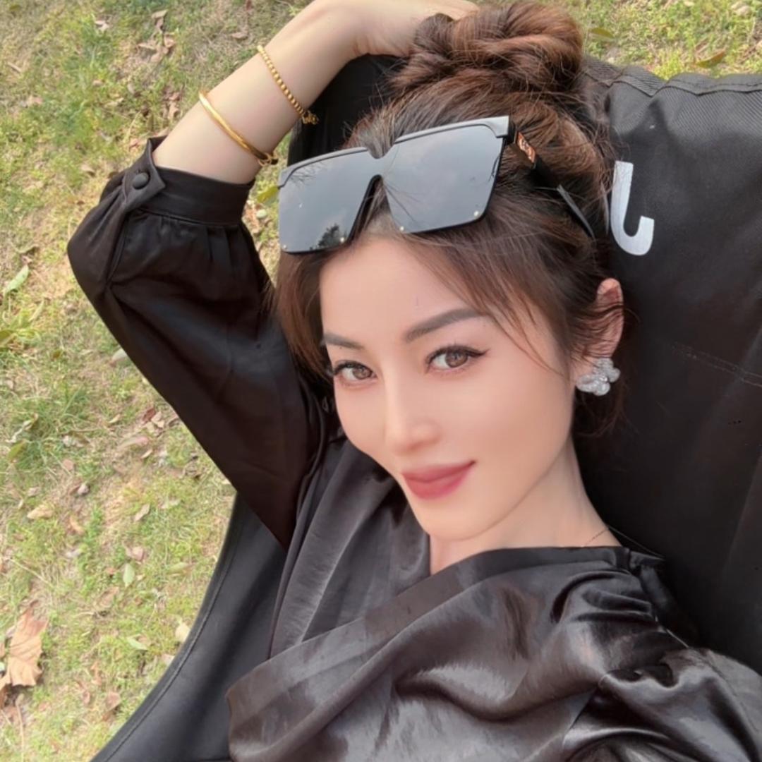 爱笑的小姐姐