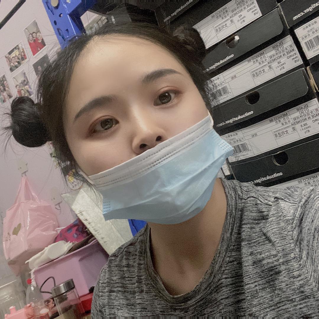 鄧大雪阿迪达斯(淮南万达广场店)