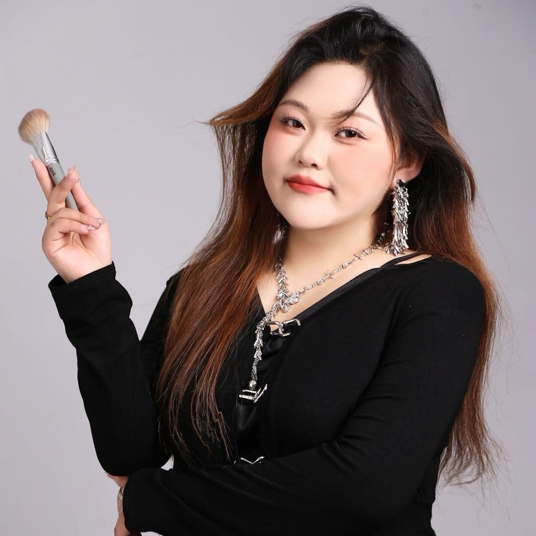 化妆师💞冰洁