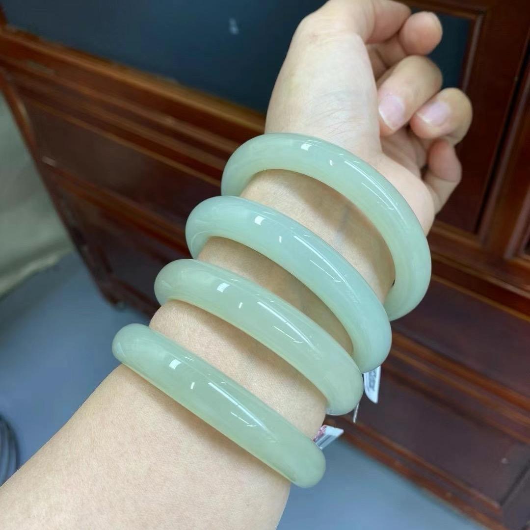 一枚卖玉的小姐姐