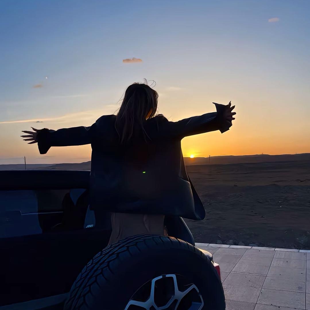 美女总是ᵉᵐᵒ