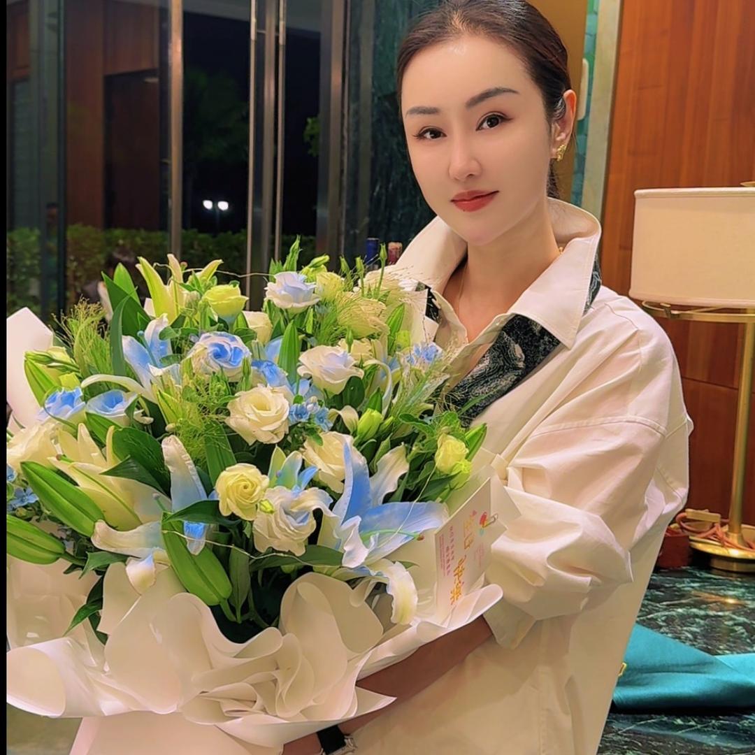 高漂亮的小梁