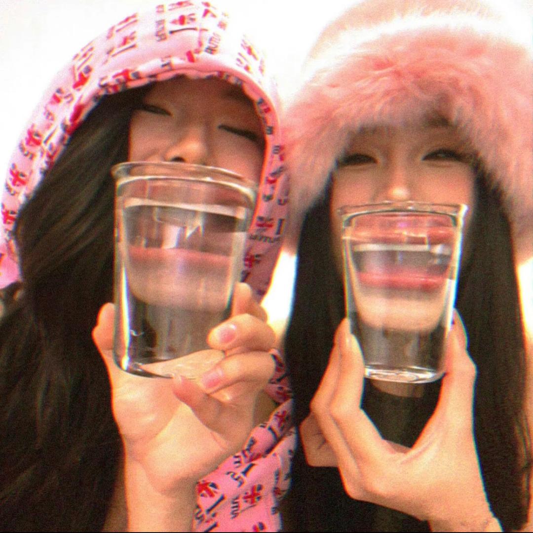 超会穿的两个人