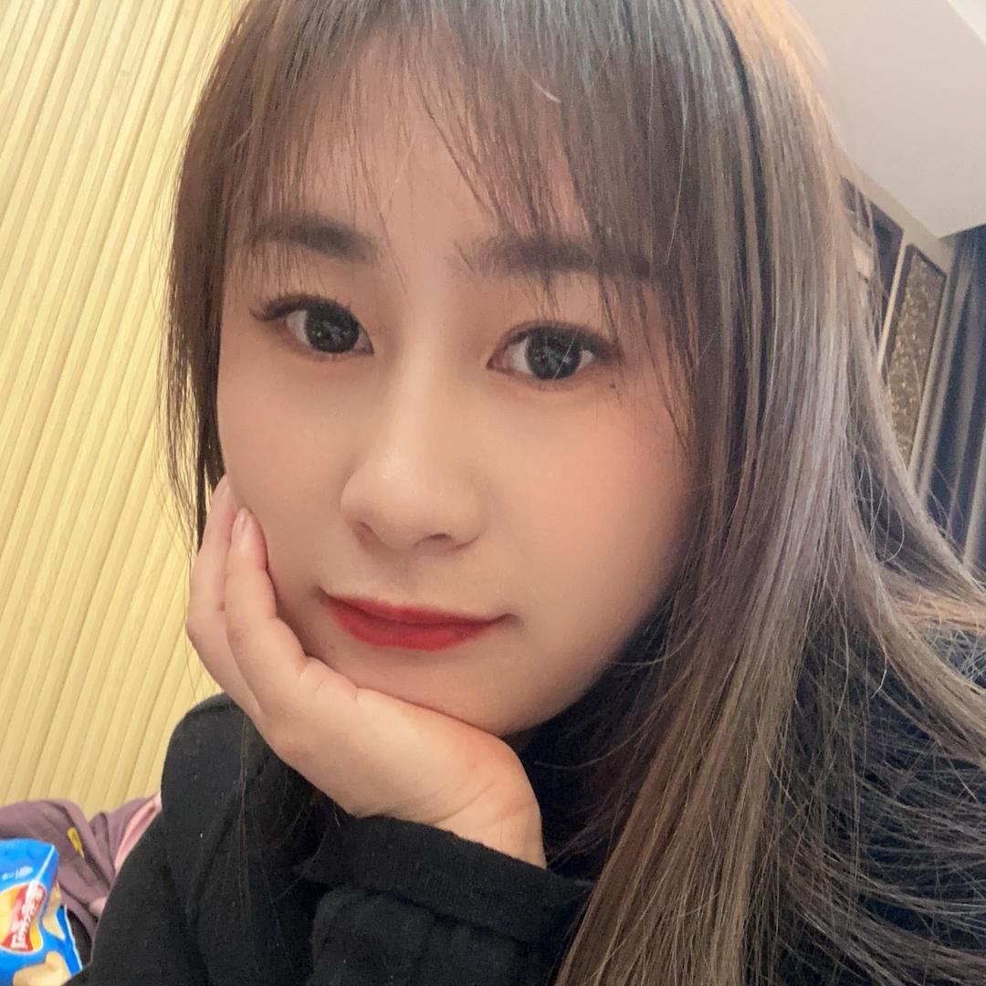 杨小小。