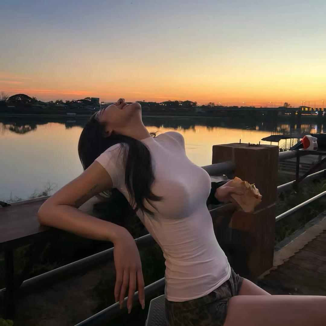 诗诗.