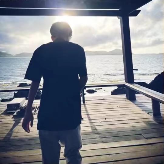 走在乡间小路上