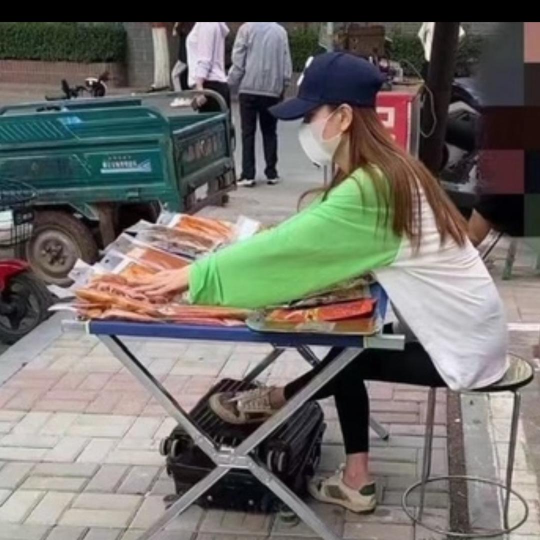 摆地摊辣条小姐姐
