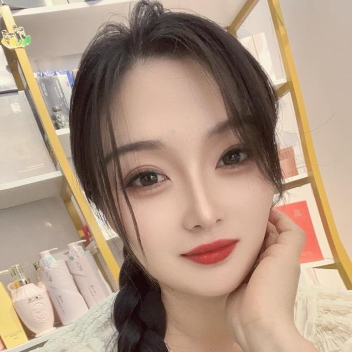 新店镇《月月+》女装店