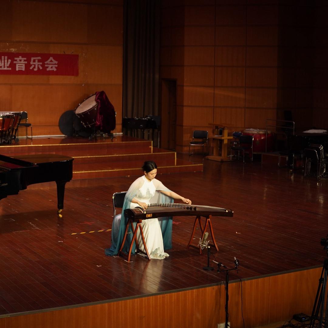 教古筝的小邱同学