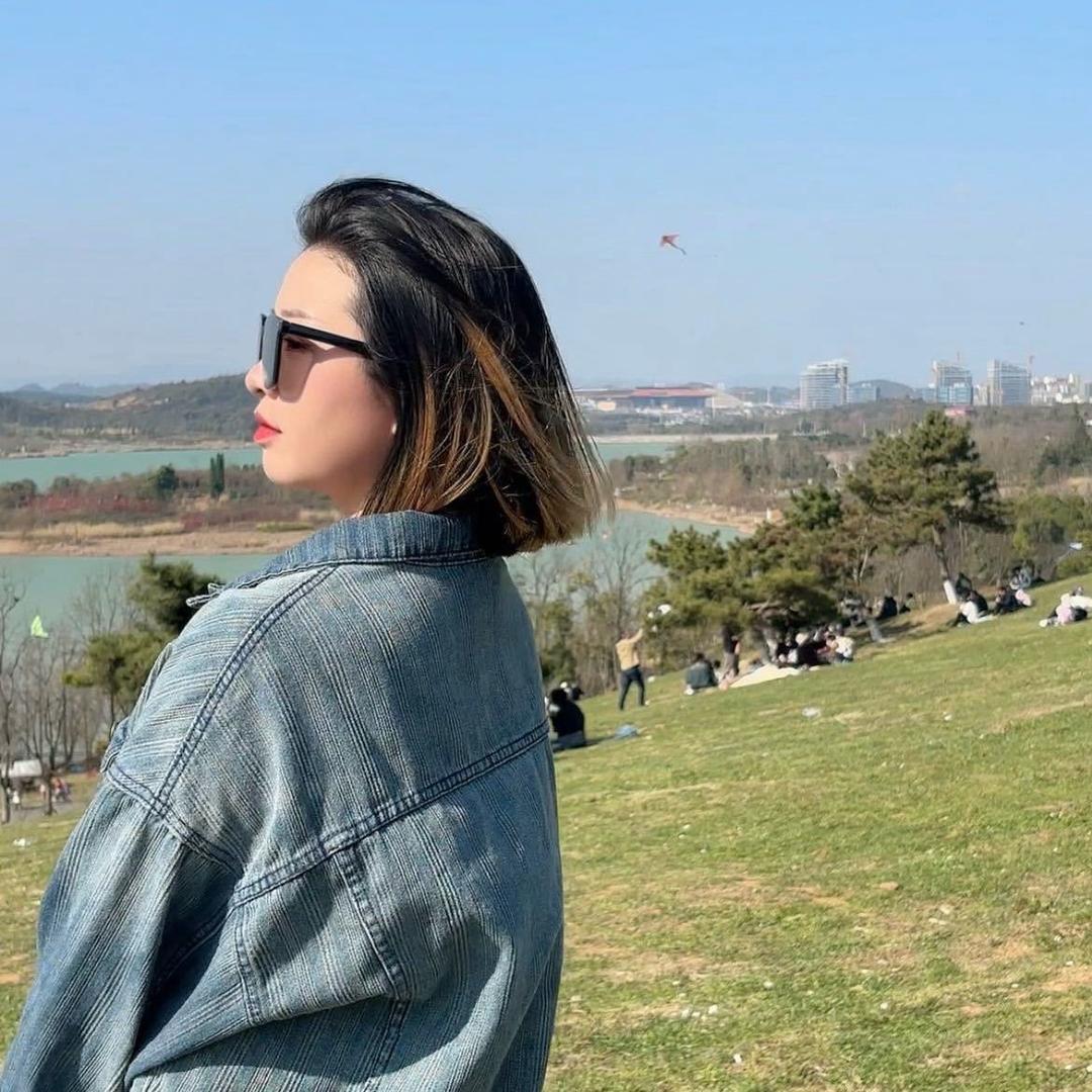 头上有包女士.