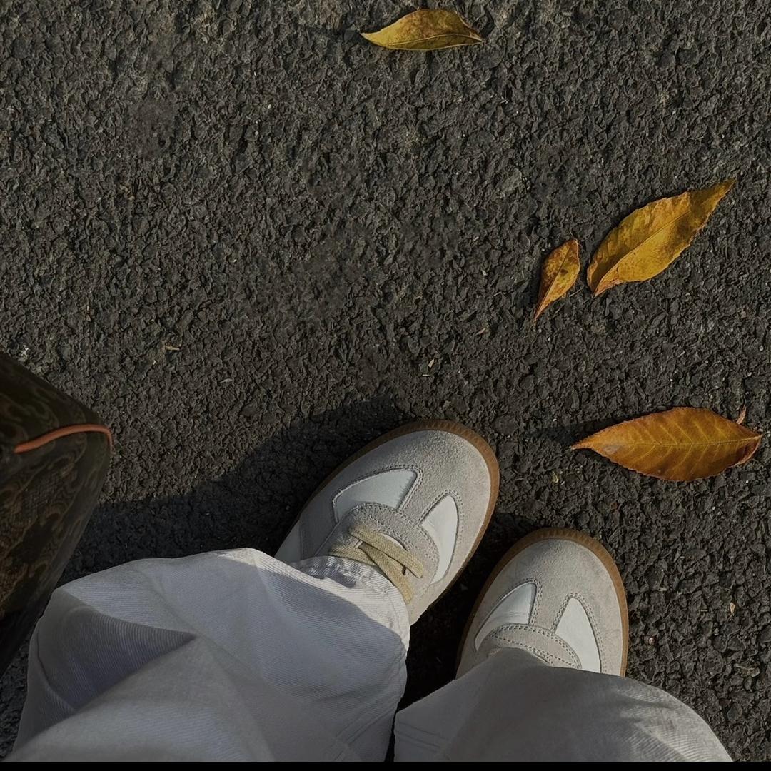 （：