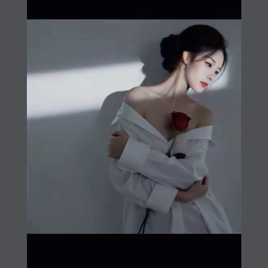 灬斜刘海，遮住右眼角