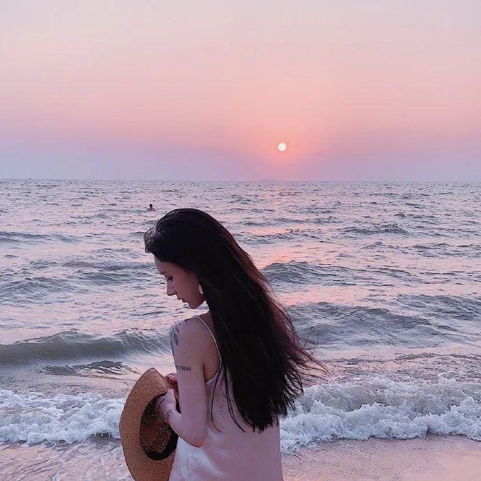 蓝蓝的天上白云飘