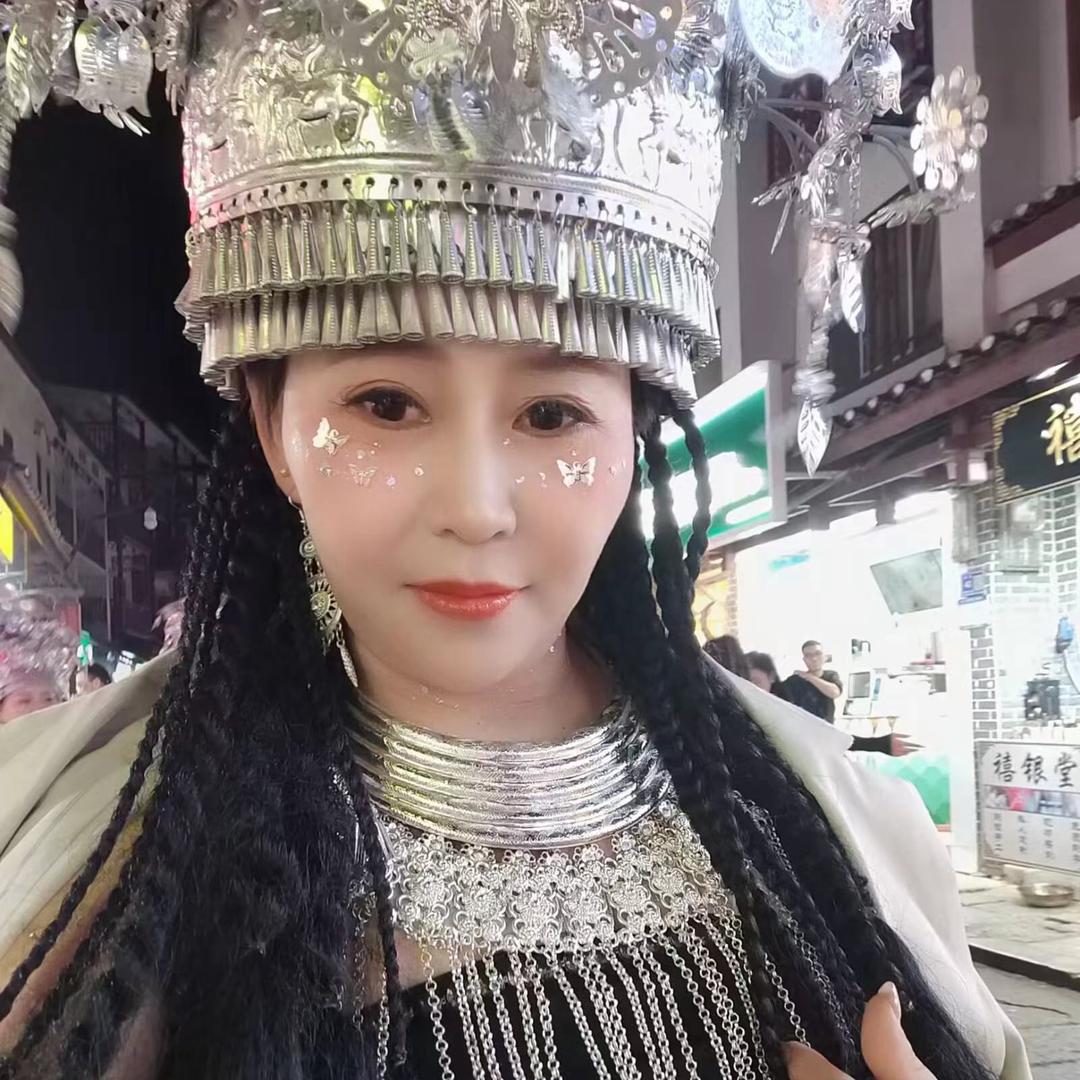 荣荣爱笑
