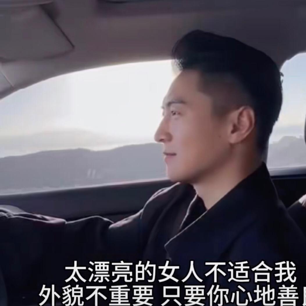 已有白发。