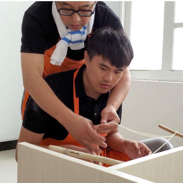 卖手工空心拉面的古玩收藏家